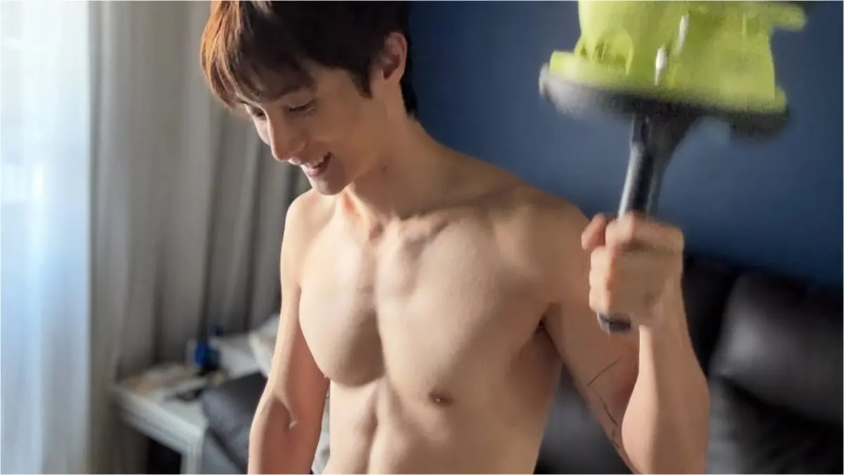 ▲藝人阿本曾被合作廠商的老闆性騷擾，不但頻頻在會議上說想到阿本的裸體，看到阿本上傳健身照，他還會截圖傳給阿本說：「我看到你都有反應了。」（圖／阿本IG）