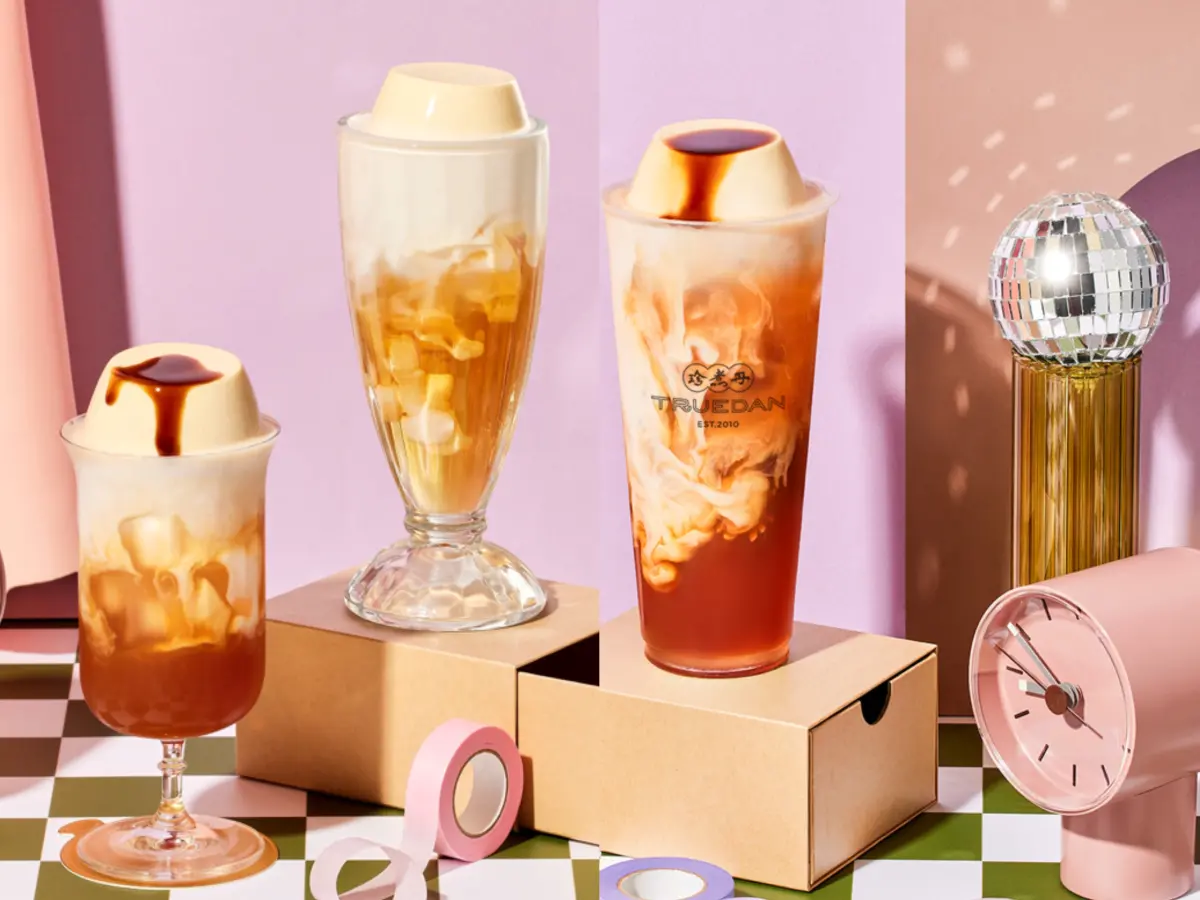 ▲大苑子、CoCo都可等6大「手搖飲買一送一」優惠一次整理！珍煮丹2025每月「黑糖經ＧＯ杯」暖心兌換；買COZY TEA御私藏角落小夥伴聯名保溫瓶送2杯珍奶。（圖／珍煮丹提供）