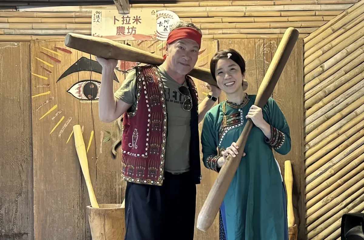 ▲黃仲崑（左）和老婆Lulu（右）一起體驗台東家鄉農遊活動， 之前Lulu說有人告訴她黃仲崑外遇人妻，她要送上「劍人夕鶴」紅酒，相當幽默。（圖／嘉蘭休閒農業發展協會）