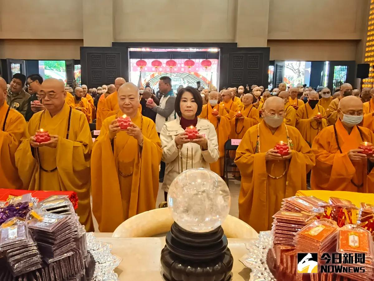 ▲妙光禪寺舉行迎春祈福點燈法會，由妙光禪寺住持釋見引、縣長周春米及各佛教會共同點燈。（圖／記者莊全成攝，2025.01.12）