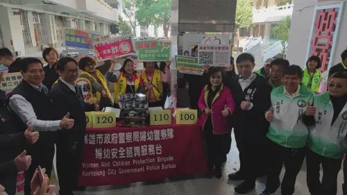 ▲活動現場設有觀光騎警隊、交通警察大隊重機車、婦幼警察隊小小警察體驗,以及刑事警察大隊、三民第二分局設置反詐騙宣導攤位。(圖/高市警局提供) ▲活動現場設有觀光騎警隊、交通警察大隊重機車、婦幼警察隊小小警察體驗,以及刑事警察大隊、三民第二分局設置反詐騙宣導攤位。(圖/高市警局提供)