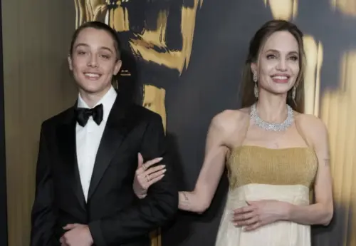 ▲安潔莉娜裘莉和兒子納克斯被目擊一起去採買災民需要的物資，積極加入幫助災民的行列。（圖／美聯社／達志影像）