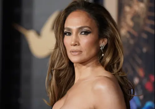 ▲珍妮佛羅培茲對於幫助災民相當重視，為此不惜把所有宣傳通告都取消。（圖／美聯社／達志影像）