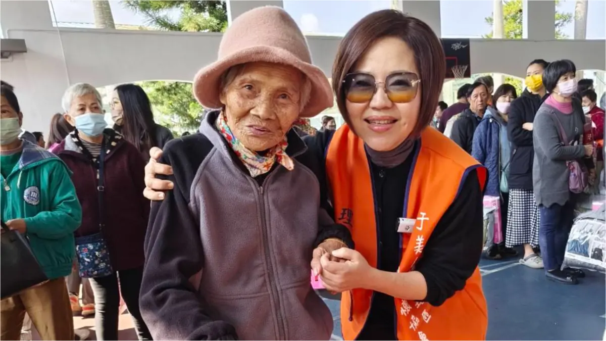 ▲于美人（右）偏遠地區弱勢關懷協會送暖，出動150志工，讓獨居老人、低收入戶好過年。（圖／于美人提供）