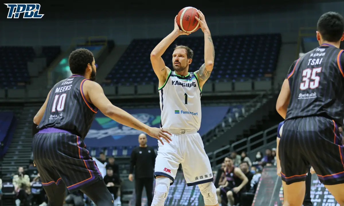 ▲苦吞4連敗的高雄海神今天在高雄巨蛋主場迎戰墊底的新竹攻城獅，兩隊上半場還打得膠著，沒想到易籃後攻城獅攻守失序，最終海神靠著雙洋將艾德、摩爾斯合砍44分，率隊以103：78賞給客隊5連敗。（圖／TPBL提供）