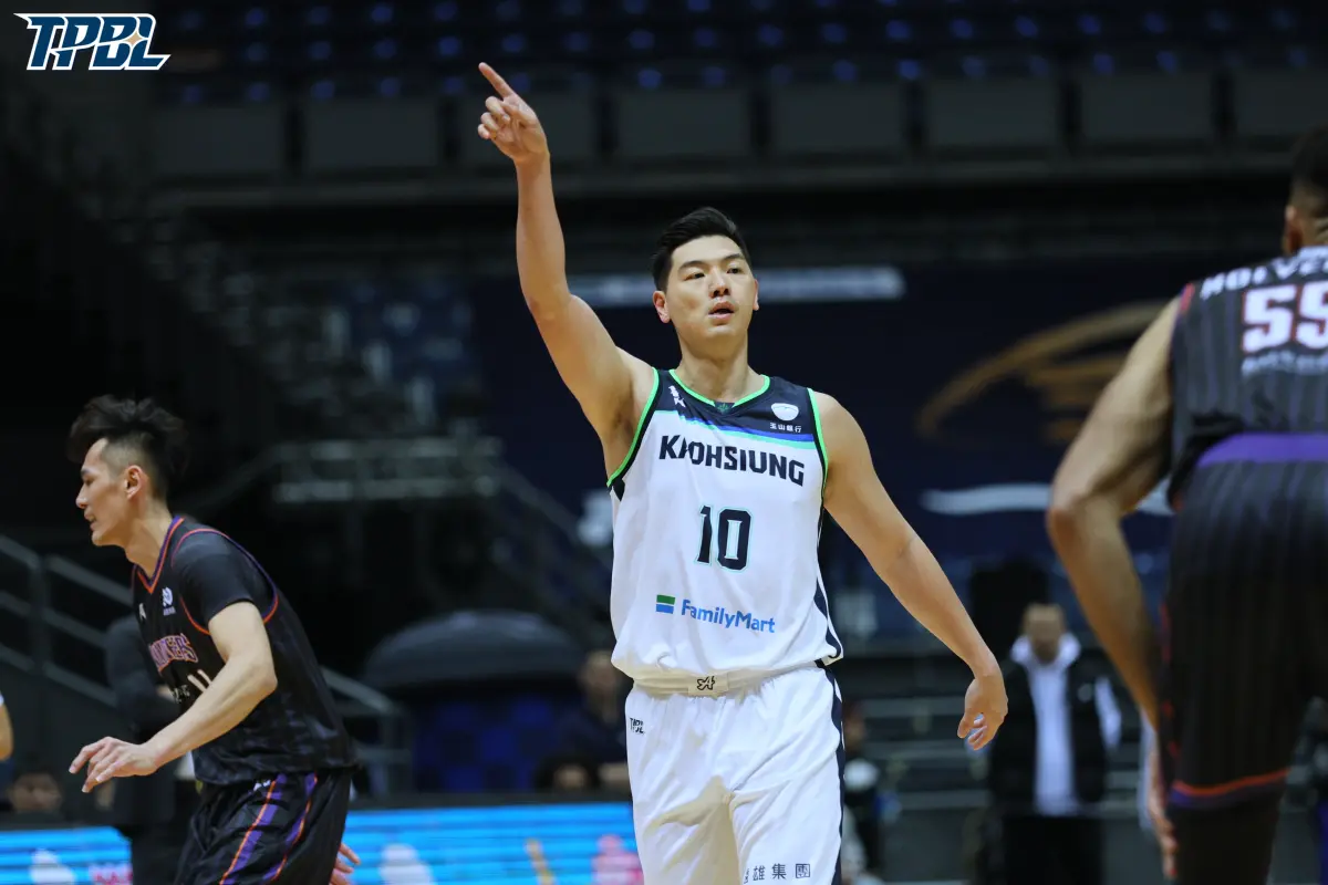 ▲高雄海神今天以103：78擊敗爐主新竹攻城獅，終止4連敗，也守住5成勝率，昨天得分掛蛋的本土一哥胡瓏貿今天貢獻13分，僅次雙洋將艾德、摩爾斯。（圖／TPBL提供）