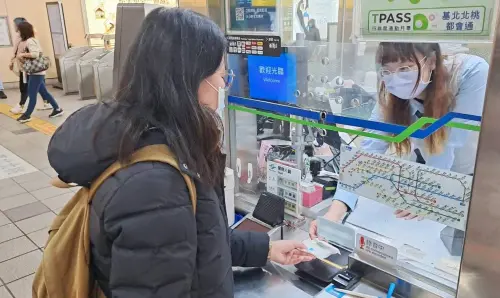 ▲北捷貼心服務「提供衛生棉免費索取」也已經上路一段時間了。(圖/翻攝臉書《路上觀察學院》) ▲北捷貼心服務「提供衛生棉免費索取」也已經上路一段時間了。(圖/翻攝臉書《路上觀察學院》)