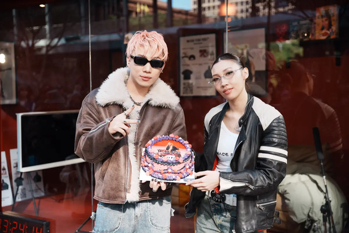 ▲Karencici林愷倫出新專輯，特別設計在玻璃屋裡待上一天的活動，生活作息都呈現在圍觀民眾眼前，剛好她的生日也來到，友人送上蛋糕幫她慶祝，她則驚覺很多人要看她睡覺的樣子。（圖／華納音樂提供）