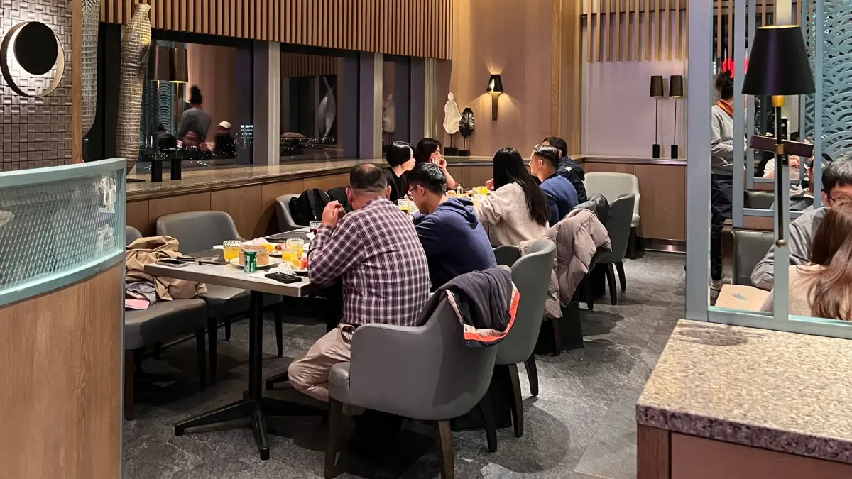 ▲饗賓餐旅事業深受歡迎的吃到飽Buffet餐廳「INPARADISE饗饗」微風信義店，爆發食物中毒案累計通報59人就醫。今下午復業用餐人潮湧現，下午茶坐9成滿、晚餐訂位全滿。（圖／饗賓餐旅提供）
