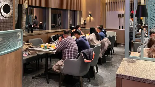 無懼食物中毒!饗饗信義店復業人潮湧現 下午9成、晚餐訂位全滿 ▲饗賓餐旅事業深受歡迎的吃到飽Buffet餐廳「INPARADISE饗饗」微風信義店,爆發食物中毒案累計通報59人就醫。今下午復業用餐人潮湧現,下午茶坐9成滿、晚餐訂位全滿。(圖/饗賓餐旅提供)