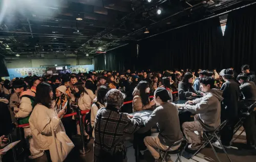 ▲芒果醬 Mango Jump 的免費簽唱會吸引來上千歌迷，他們簽名就簽了3小時。（圖／給樂音樂提供）