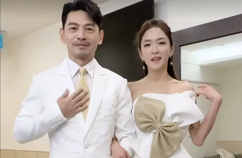 ▲阿Ken（左）、楊千霈（右）主持英業達50周年忘年會，盛裝打扮的兩人笑說好像是婚禮。（圖／翻攝自楊千霈IG）