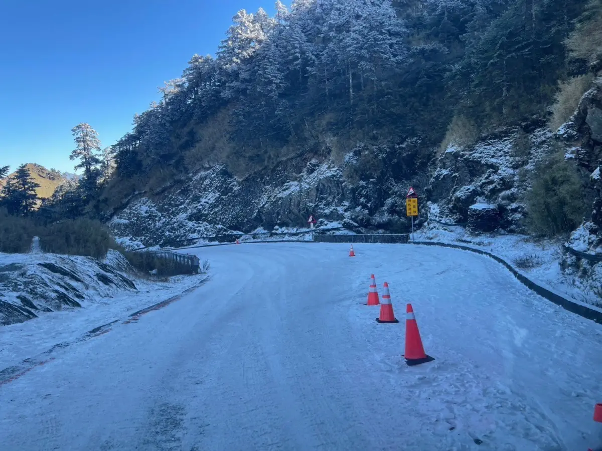 ▲公路局預估，今(12)日夜間台14甲線高海拔路段有局部路面結冰機率。（圖／公路局）