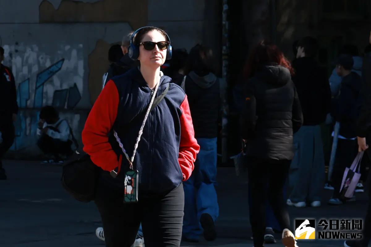 ▲今日白天明顯回暖，但氣象專家吳德榮透露，晴朗穩定的天氣只到明日，週三鋒面雨帶挾強冷空氣南下，北部、東半部轉有局部短暫雨，北台灣氣溫驟降，愈晚愈濕冷。（圖／記者吳翊緁攝）