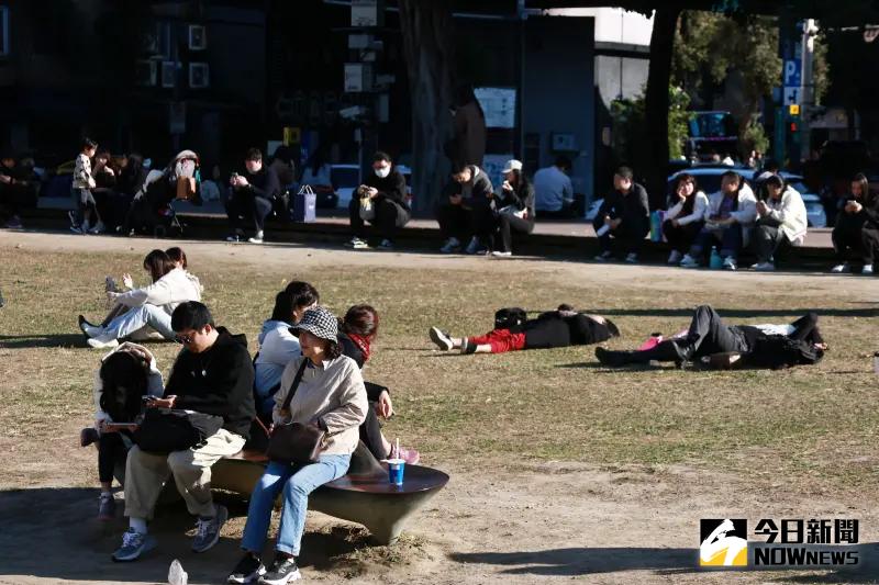 ▲今天天氣（1/21）依舊是「白天有陽光，早晚偏寒冷」的型態，明天水氣增多，降雨機率提高。（圖／記者吳翊緁攝）