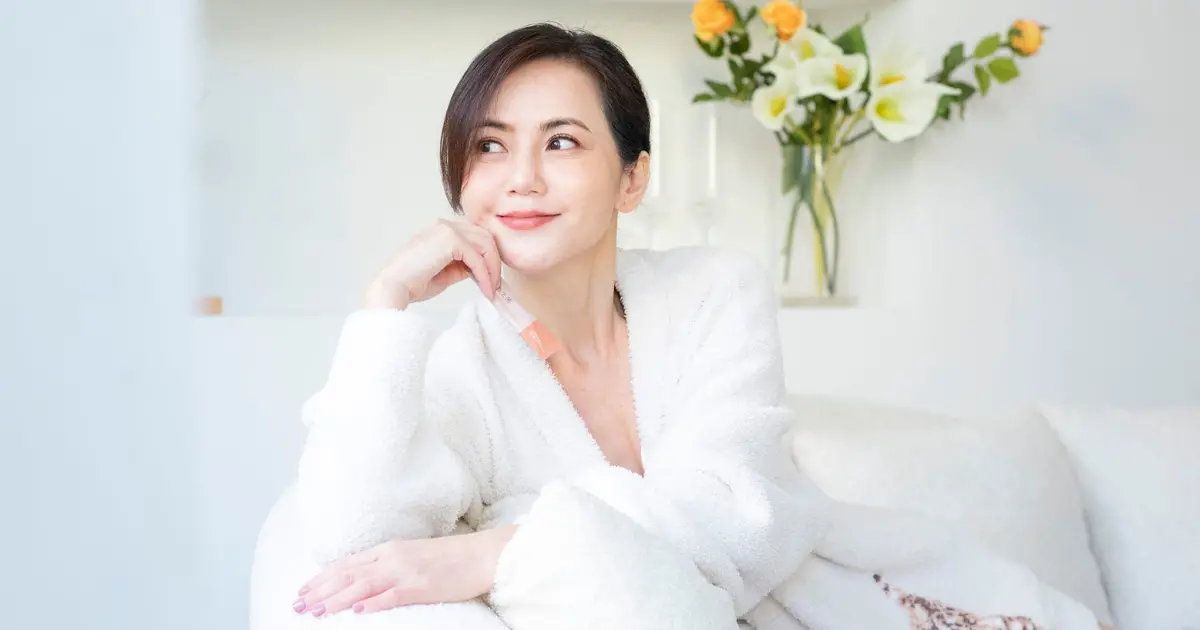 ▲50歲女星簡沛恩近照宛如少女，加上小蠻腰、纖腿，身材比少女還猛，她的穿搭影片更破版萬觀看，被網友稱是大齡女子的意見領袖。（圖／翻攝自簡沛恩臉書）