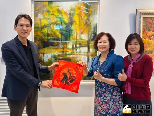 ▲後山才女陳文珍舉辦油畫個展，好友獻上福字，祝福畫展成功。（圖／記者金武鳳攝，2025.1.12)