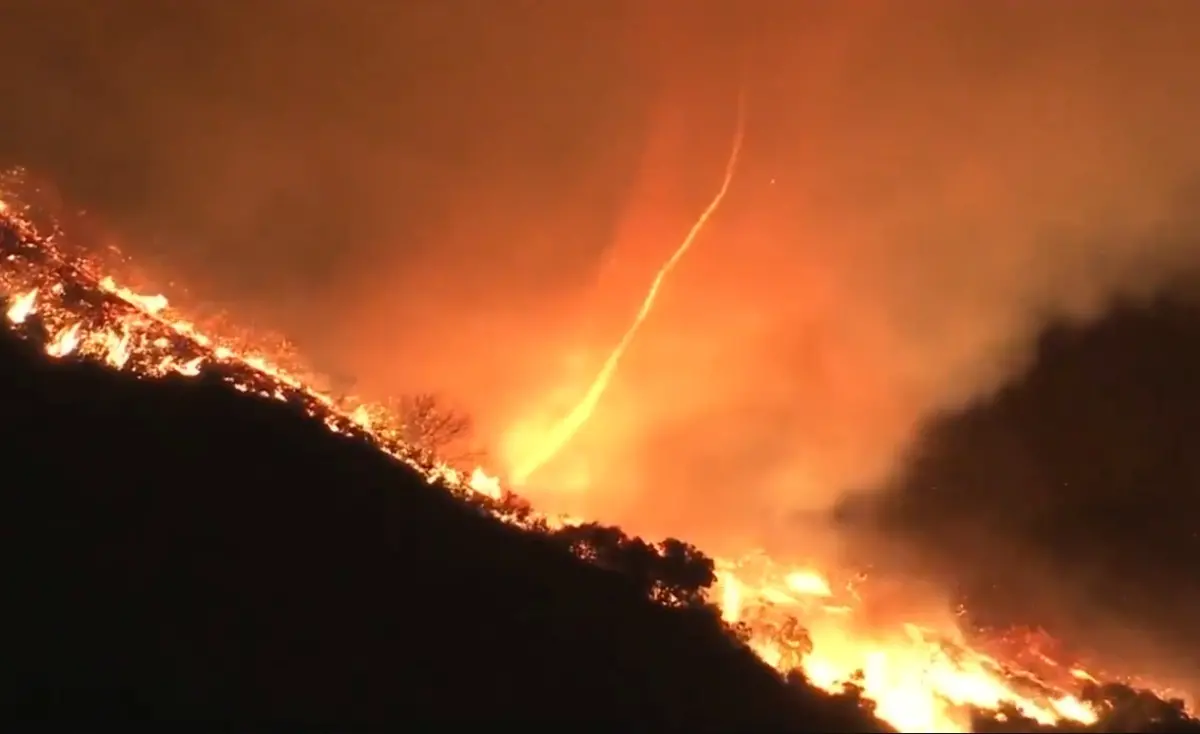 ▲美國加州洛杉磯野火在太平洋斷崖社區山坡上出現火龍捲現象。（圖／翻攝自Ｘ）