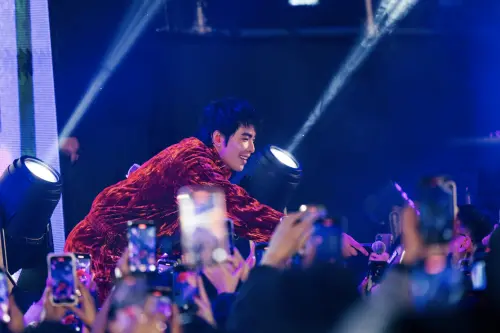 ▲蕭敬騰在尾牙演出時都會接近觀眾席,和他們近距離互動,把氣氛炒得更熱烈。(圖/華納音樂提供) ▲蕭敬騰在尾牙演出時都會接近觀眾席,和他們近距離互動,把氣氛炒得更熱烈。(圖/華納音樂提供)