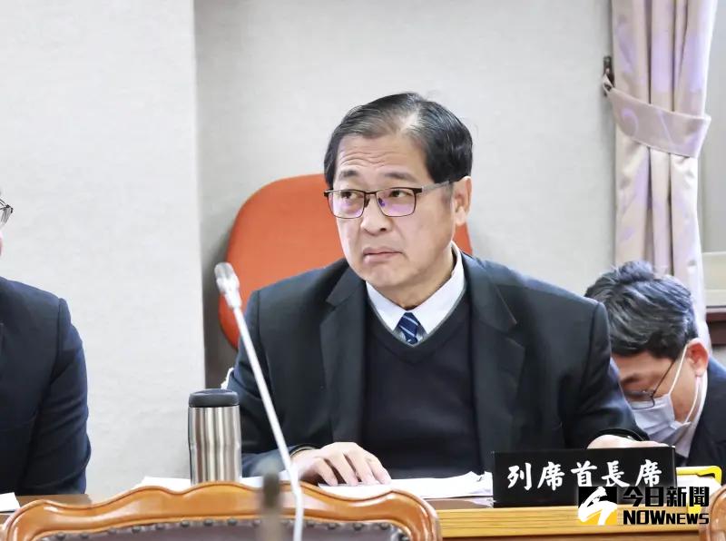 ▲法務部長鄭銘謙(右)列席立院司法及法制委員會進行專案報告並備質詢,他受訪時避談「111釘孤枝」是否妨害司法公正。(圖/記者吳翊緁攝,2025.01.13)