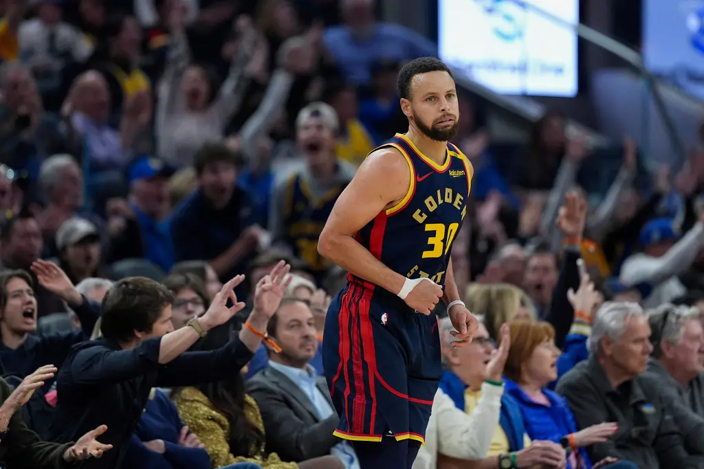 ▲金州勇士近4場比賽僅拿1勝，有細心網友發現本季勇士身穿城市版球衣出戰的7場比賽，僅拿下1勝6敗，讓網友不禁懷疑勇士是否出現球衣魔咒？（圖／美聯社／達志影像）