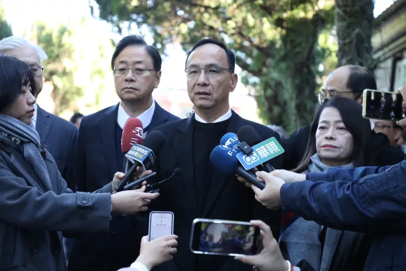 ▲ 國民黨主席朱立倫今日親往桃園大溪頭寮謁陵。（圖／國民黨提供）