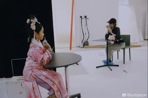 ▲女兒小花(左)生日媽媽孫儷(右)幫圓夢,穿上戲服拍攝《甄嬛傳》寫真。(圖/翻攝自微博) ▲女兒小花(左)生日媽媽孫儷(右)幫圓夢,穿上戲服拍攝《甄嬛傳》寫真。(圖/翻攝自微博)