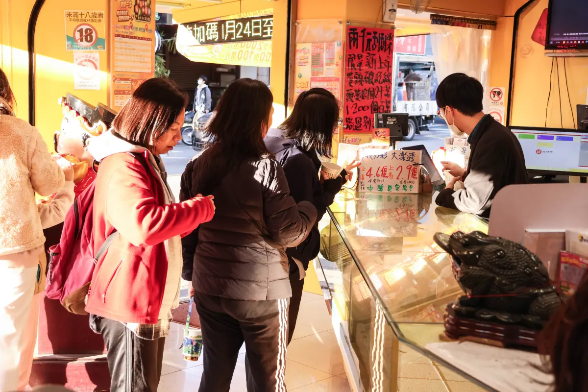 ▲民眾過年最愛買大樂透、刮刮樂試手氣，命理專家分享12生肖2025年財運，「3生肖」被財神爺眷顧。（圖／記者朱永強攝）