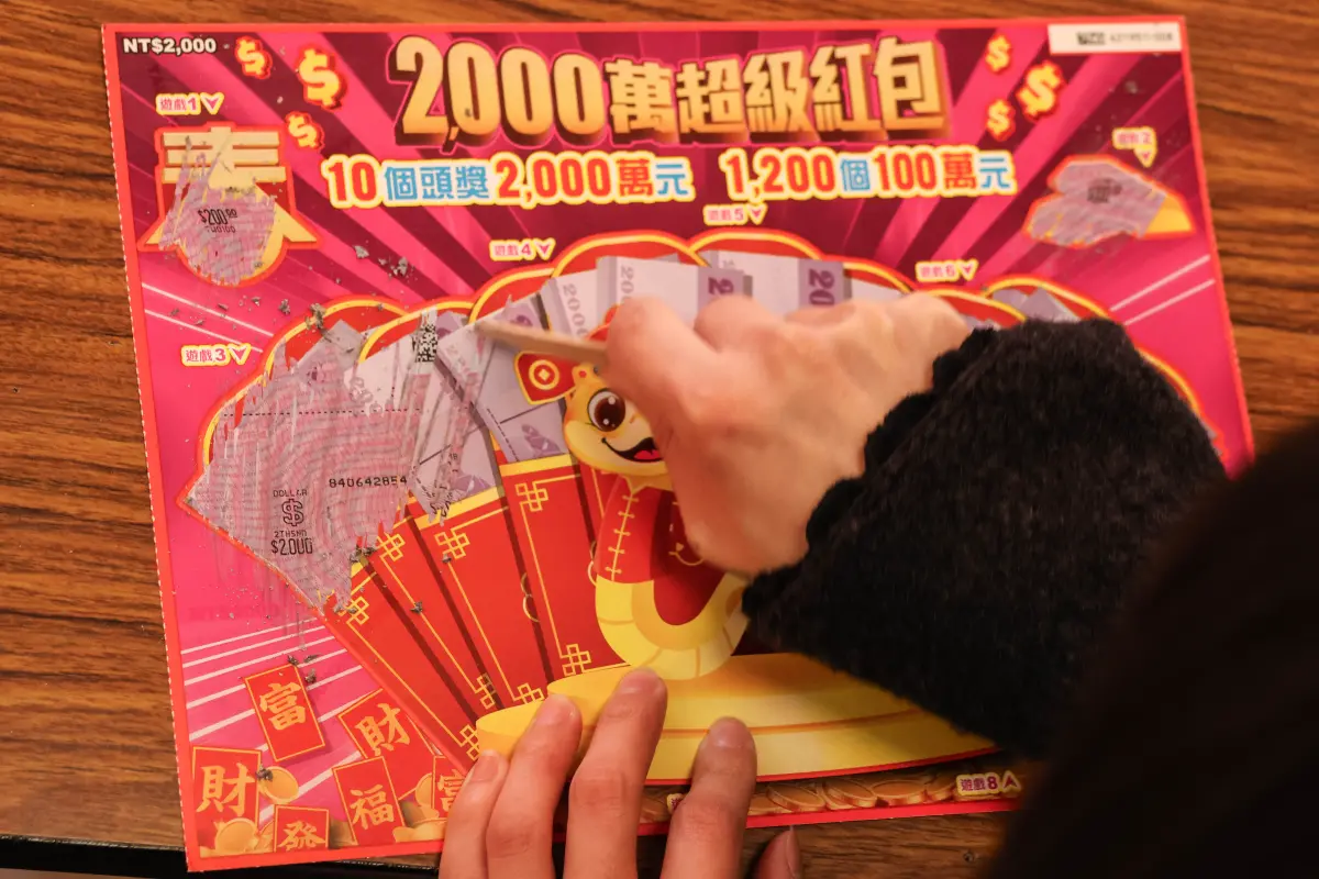 ▲一名爺爺聽了5歲孫子童言童語，挑選刮刮樂，竟然幸運刮出百萬大獎。（圖／記者朱永強攝）