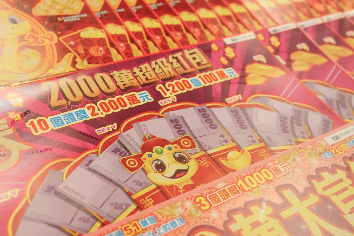 ▲一群北漂工作的年輕人，今年約好一起返回台南過年，並在彩券行建議下，合資買了1張刮刮樂「2000萬超級紅包」，結果幸運刮中百萬大獎。（示意圖／記者朱永強攝）