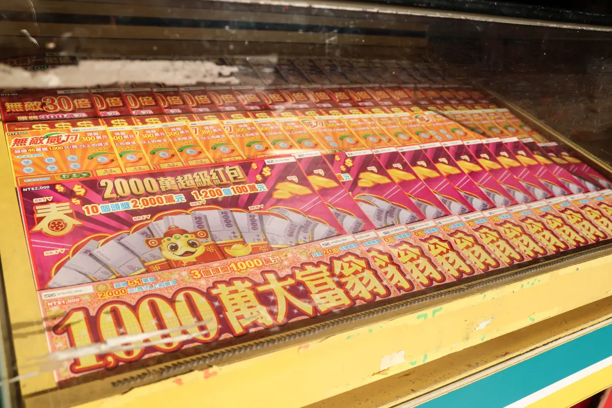 ▲台灣彩券公司今（5）日透露，新竹市有一對年約40歲上下的夫妻檔，到彩券行購買把當時牆下剩餘的3張2000元刮刮樂都買下來，幸運刮中100萬元，也讓兩人忍不住歡呼大叫：「真的100萬啦」。（示意圖／記者朱永強攝）
