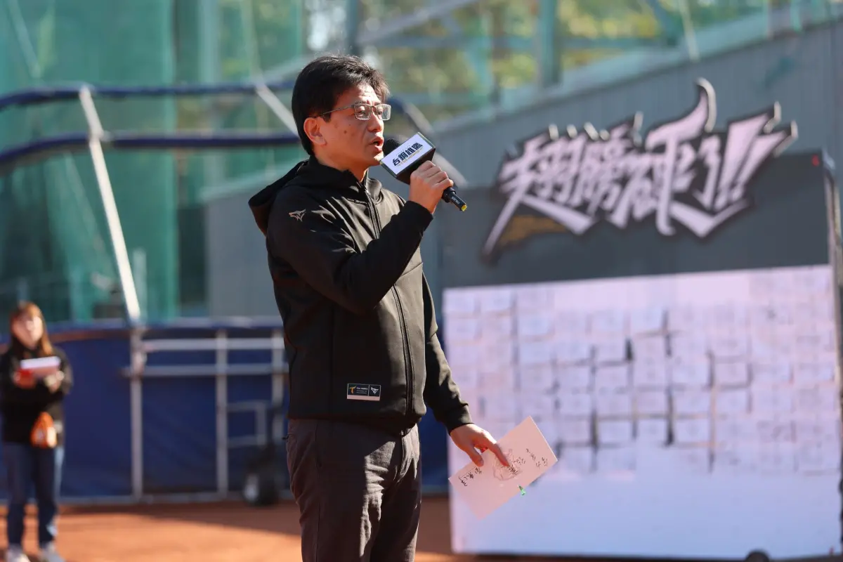 ▲台鋼雄鷹領隊劉東洋代表球團立場，肯定王博玄與陳柏清上季表現，給與大幅度加薪，盼他們成為低順位傳奇。（圖／台鋼雄鷹提供）