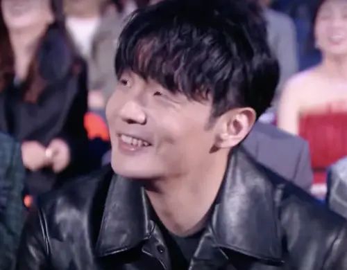 ▲李榮浩坐在台下看著妻子楊丞琳在台上的演出,神情中仍是充滿愛意,讓觀眾羨慕。(圖/摘自楊丞琳年輪站 RainieUpdate YouTube) ▲李榮浩坐在台下看著妻子楊丞琳在台上的演出,神情中仍是充滿愛意,讓觀眾羨慕。(圖/摘自楊丞琳年輪站 RainieUpdate YouTube)