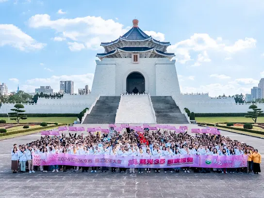 ▲馬光2025年尾牙活動齊聚台北地標-中正紀年堂共為35周年慶賀揮舞。（圖／馬光提供）