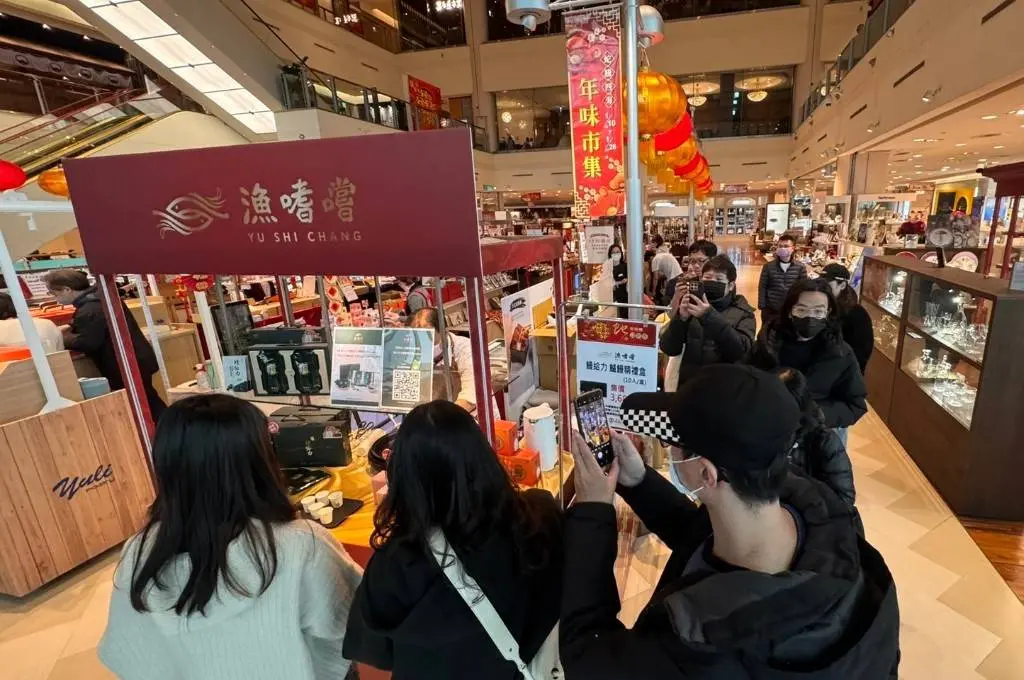 ▲為迎接2025年農曆春節，在地養殖鰻魚品牌「漁嗜嚐」攜手遠東SOGO復興館年貨市集，推出超值加購優惠，同時推人氣新品。（圖／漁嗜嚐提供）