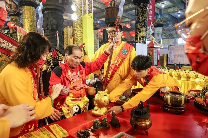 ▲桃園護國宮安太歲名單來皆由太子爺親自批寫，今年建議生肖為鼠兔蛇馬豬需安太歲。（圖／桃園護國宮太子廟提供）