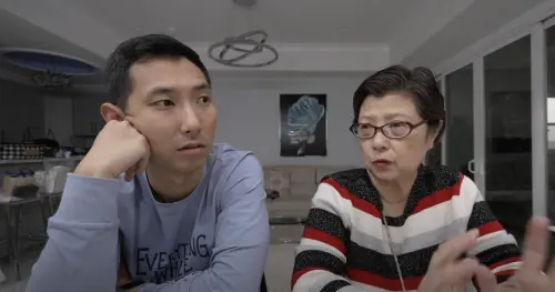 ▲劉沛請媽媽分享洛杉磯野火的狀況。（圖／翻攝自YouTube 劉沛）