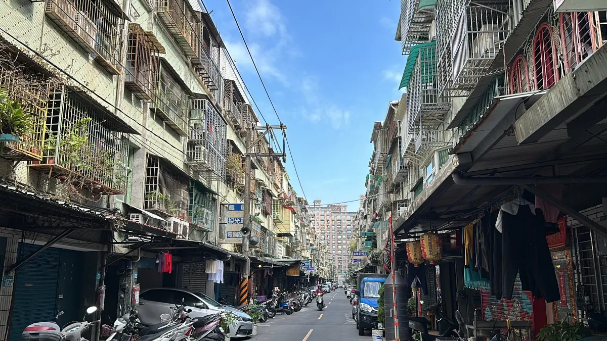 ▲住商機構觀察實價登錄表示，2025年第四季六都各類建物平均總價中，公寓類型產品全面下跌！房產專家指出，限貸氛圍下，資金逐漸回防雙北都會區等保值物件。（圖／住商機構提供）