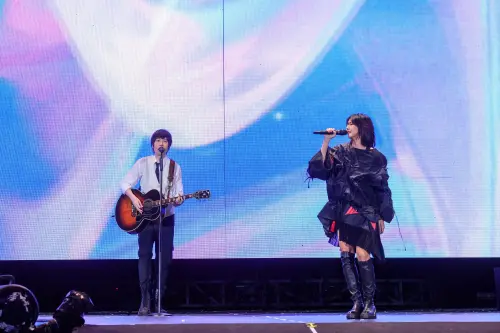 ▲孫燕姿演唱金曲《逆光》,阿信(左)為她伴奏。(圖/相信音樂) ▲孫燕姿演唱金曲《逆光》,阿信(左)為她伴奏。(圖/相信音樂)
