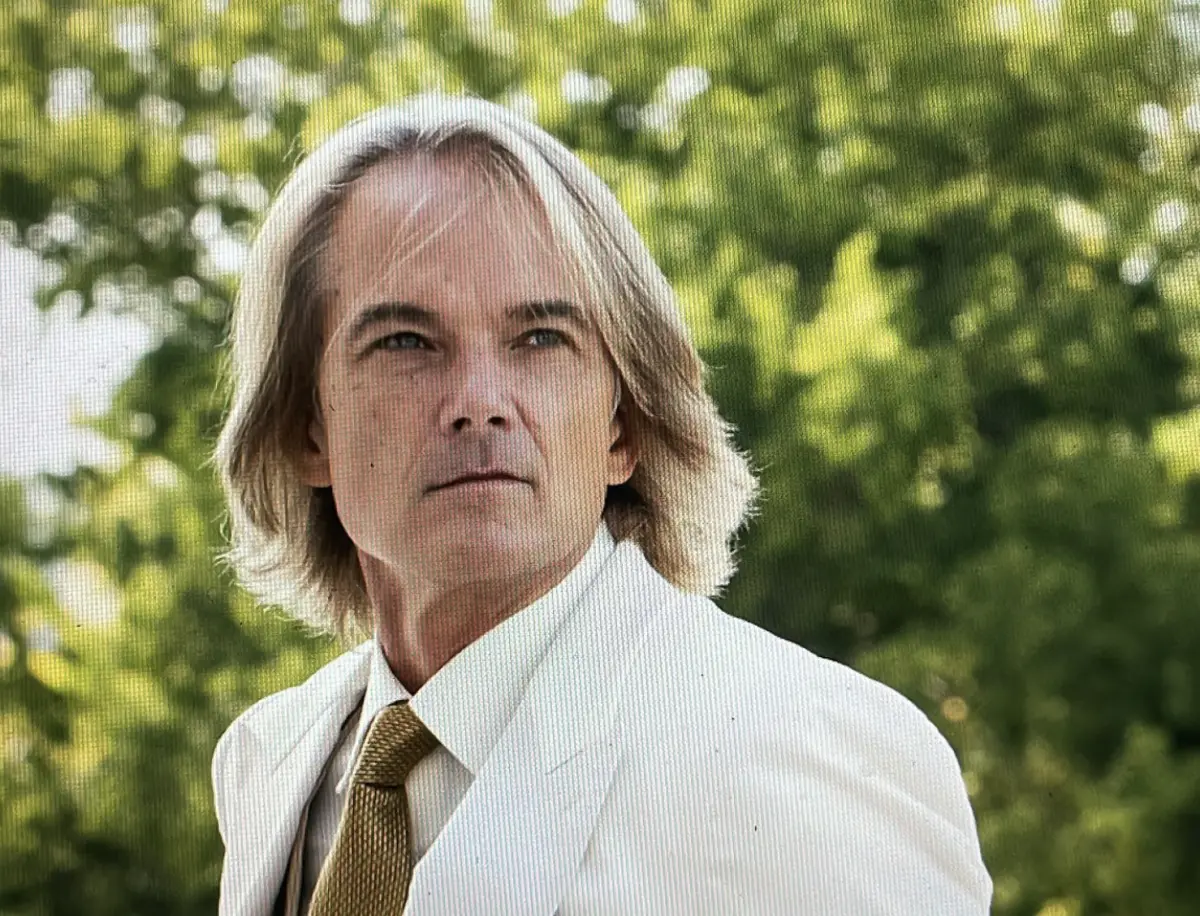 ▲洛杉磯火災慘重，好萊塢男星塞巴斯蒂安·哈里森家園成焦炭，畫面震撼如地獄降臨。（圖／翻攝自Sebastian Harrison IG）