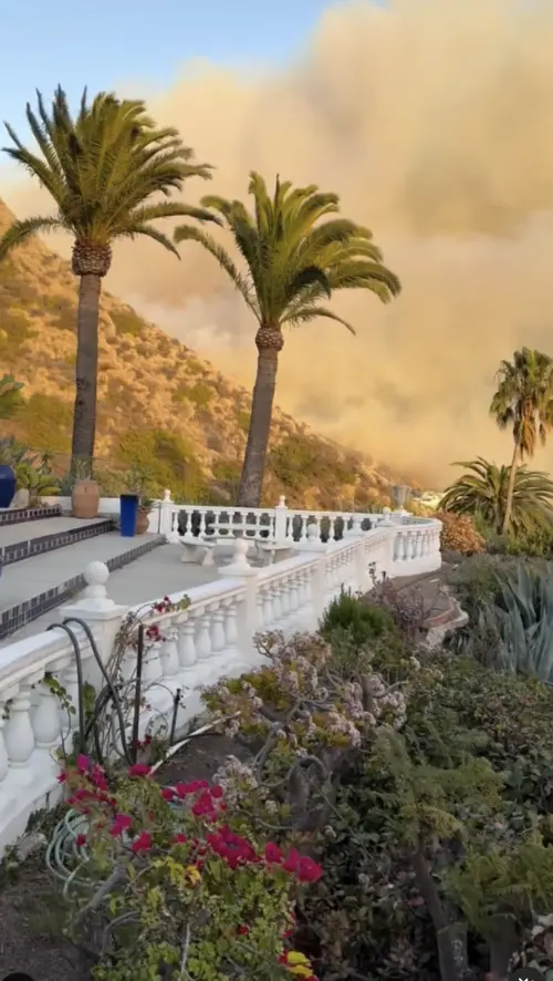 ▲加州野火毀滅性襲擊,烈焰吞噬山林,好萊塢男星塞巴斯蒂安·哈里森紀錄現場狀況。(圖/翻攝自Sebastian Harrison IG) ▲加州野火吞噬山林,好萊塢男星塞巴斯蒂安·哈里森紀錄現場狀況。(圖/翻攝自Sebastian Harrison IG)