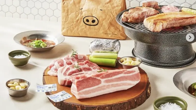 ▲防彈少年團BTS、aespa、SEVENTEEN最愛的韓式燒肉「금돼지식당金豬食堂」，傳出可能5月來台展店，蟬聯6年米其林指南必比登推介，主打專人燒烤「帶皮豬五花、豬頸肉、後頸肉」搭配豬肉泡菜湯。（圖／翻攝自IG＠gold_pig1982）