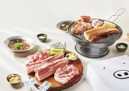 ▲「金豬食堂」的肉盤會貼著標籤上桌。（圖／翻攝自IG＠gold_pig1982）