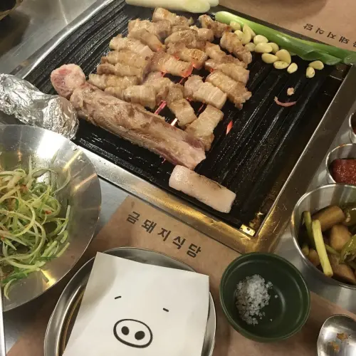 ▲有著可愛豬臉為標誌的「金豬食堂」傳出5月來台展店。（圖／翻攝自IG＠gold_pig1982）