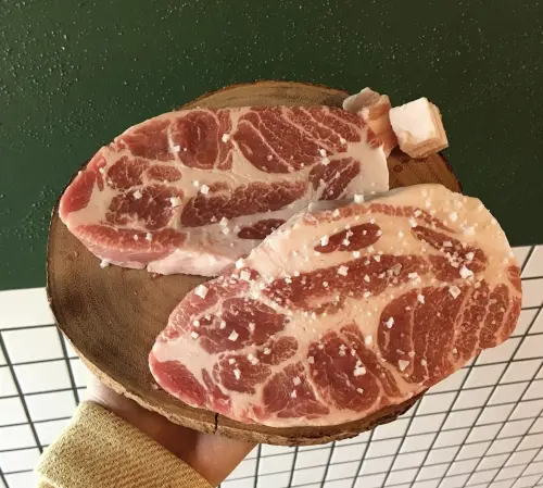 ▲不少人稱讚「金豬食堂」五花肉肥瘦相間、厚實肉感好滿足。（圖／翻攝自IG＠gold_pig1982）