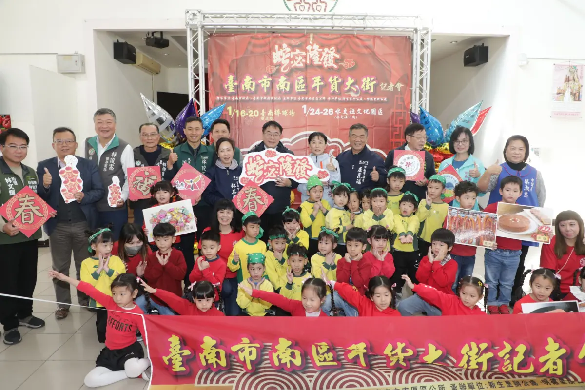 ▲市長黃偉哲表示，今年年貨大街不僅攤位多元，好逛、好買，更有多項好康，而且每攤所販售的商品也都經過檢驗，大家可以安心購買。（圖／南市府提供）