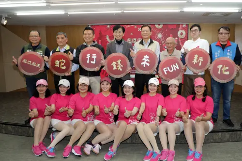 ▲副市長葉澤山在代表市長黃偉哲參加新化年貨大街也表示,新化老街的年貨大街非常豐富,尤其今年來新化年貨大街有兩次抽獎機會,大家一定要來。(圖/南市府提供) ▲副市長葉澤山在代表市長黃偉哲參加新化年貨大街也表示,新化老街的年貨大街非常豐富,尤其今年來新化年貨大街有兩次抽獎機會,大家一定要來。(圖/南市府提供)