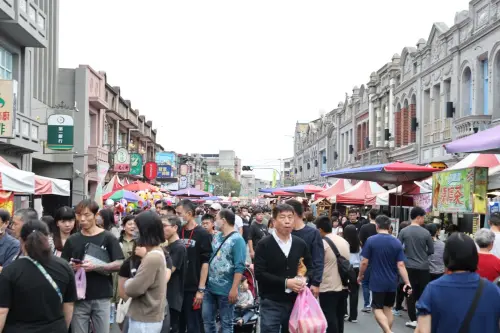 ▲今年邁入第14年的新化年貨大街,每年都吸引大批人潮購買年貨。(圖/南市府提供) ▲今年邁入第14年的新化年貨大街,每年都吸引大批人潮購買年貨。(圖/南市府提供)