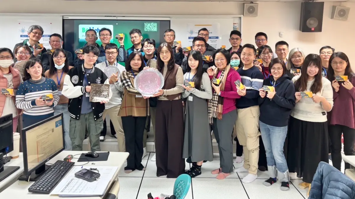 ▲楠梓高中舉辦「高雄市中小學在地培力半導體課程師資培訓研習」，邀請國立陽明交通大學溫瓌岸教授所率領的專業團隊擔任講師。（圖／高市府教育局提供）