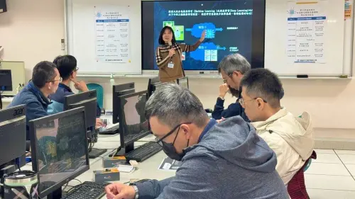 ▲楠梓高中舉辦「高雄市中小學在地培力半導體課程師資培訓研習」，邀請國立陽明交通大學溫瓌岸教授所率領的專業團隊擔任講師。（圖／高市府教育局提供）